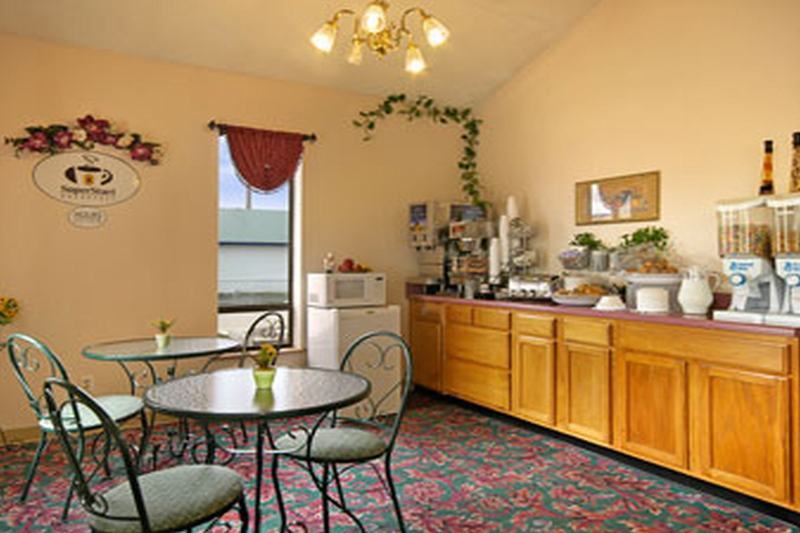Super 8 By Wyndham Clarksville Ar Restoran gambar